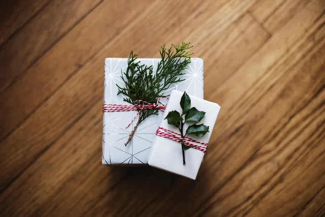 christmas, present, gifts, holiday, xmas, gift boxes, surprise, leaves, packages, christmas presents, christmas gifts, decoration, decor, christmas background, closeup, happychristmas, nature, christmas wallpaper. Christmas promotional gifts UK: artwork and order deadlines